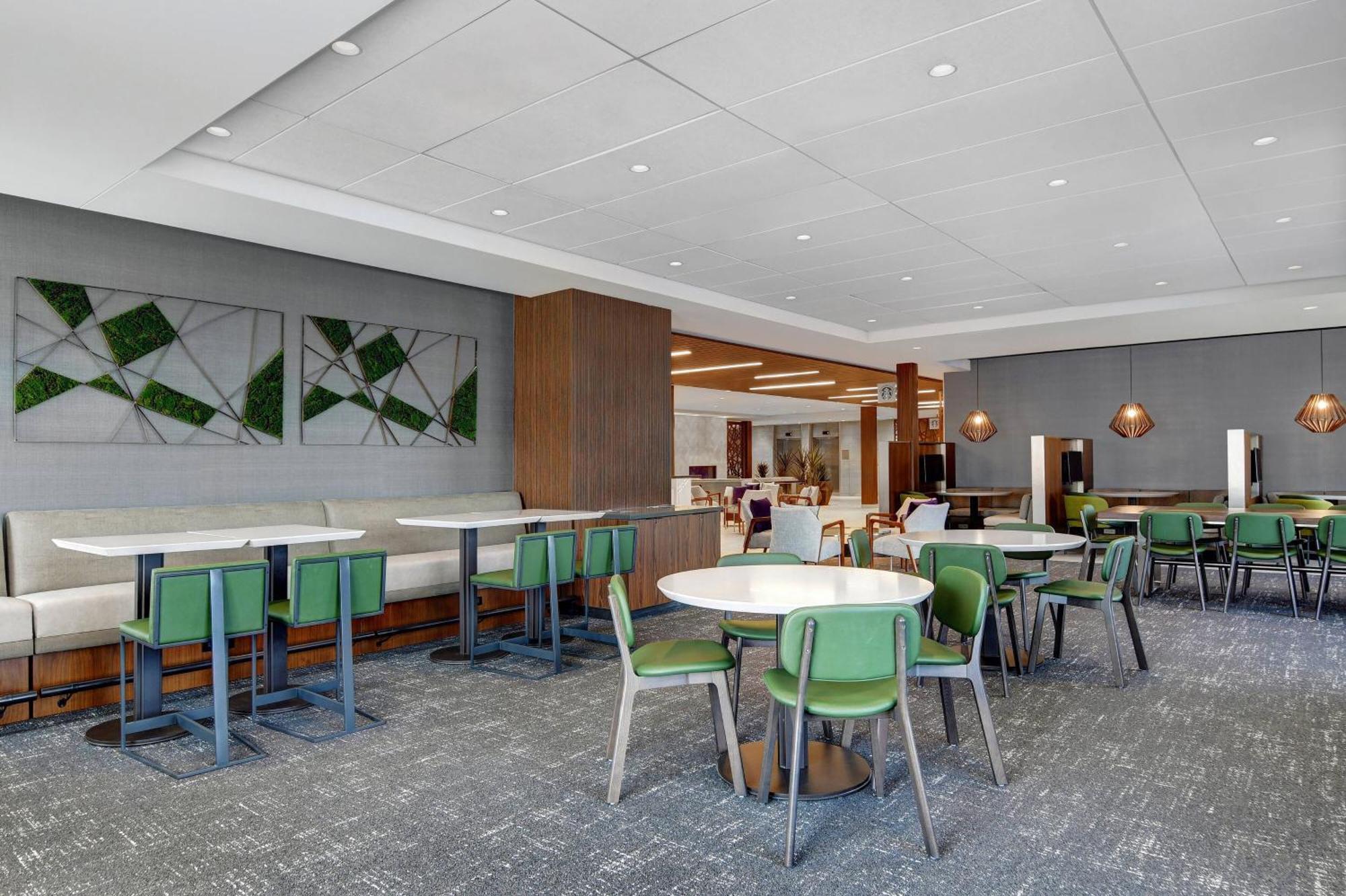 Courtyard By Marriott Manhattan Aggieville Exterior foto