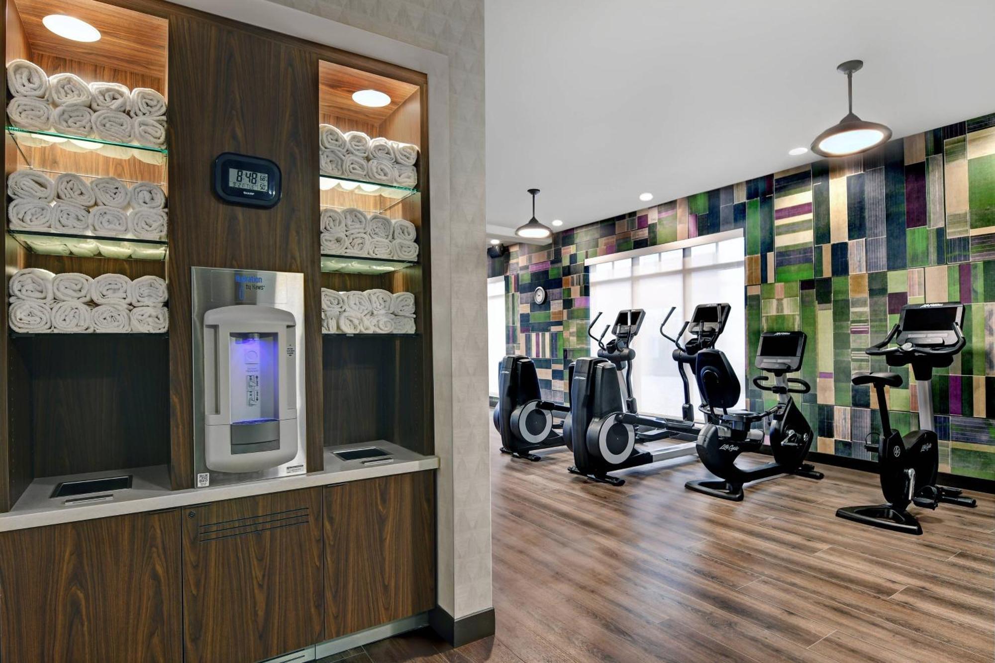 Courtyard By Marriott Manhattan Aggieville Exterior foto