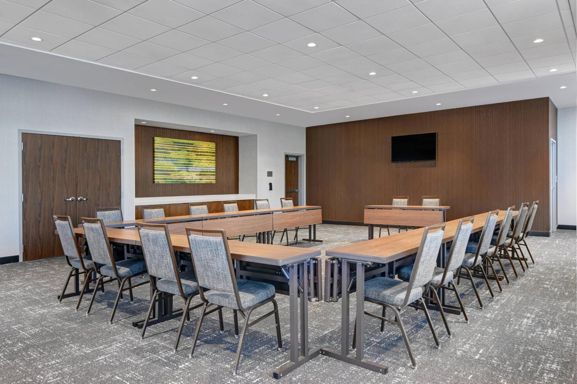 Courtyard By Marriott Manhattan Aggieville Exterior foto
