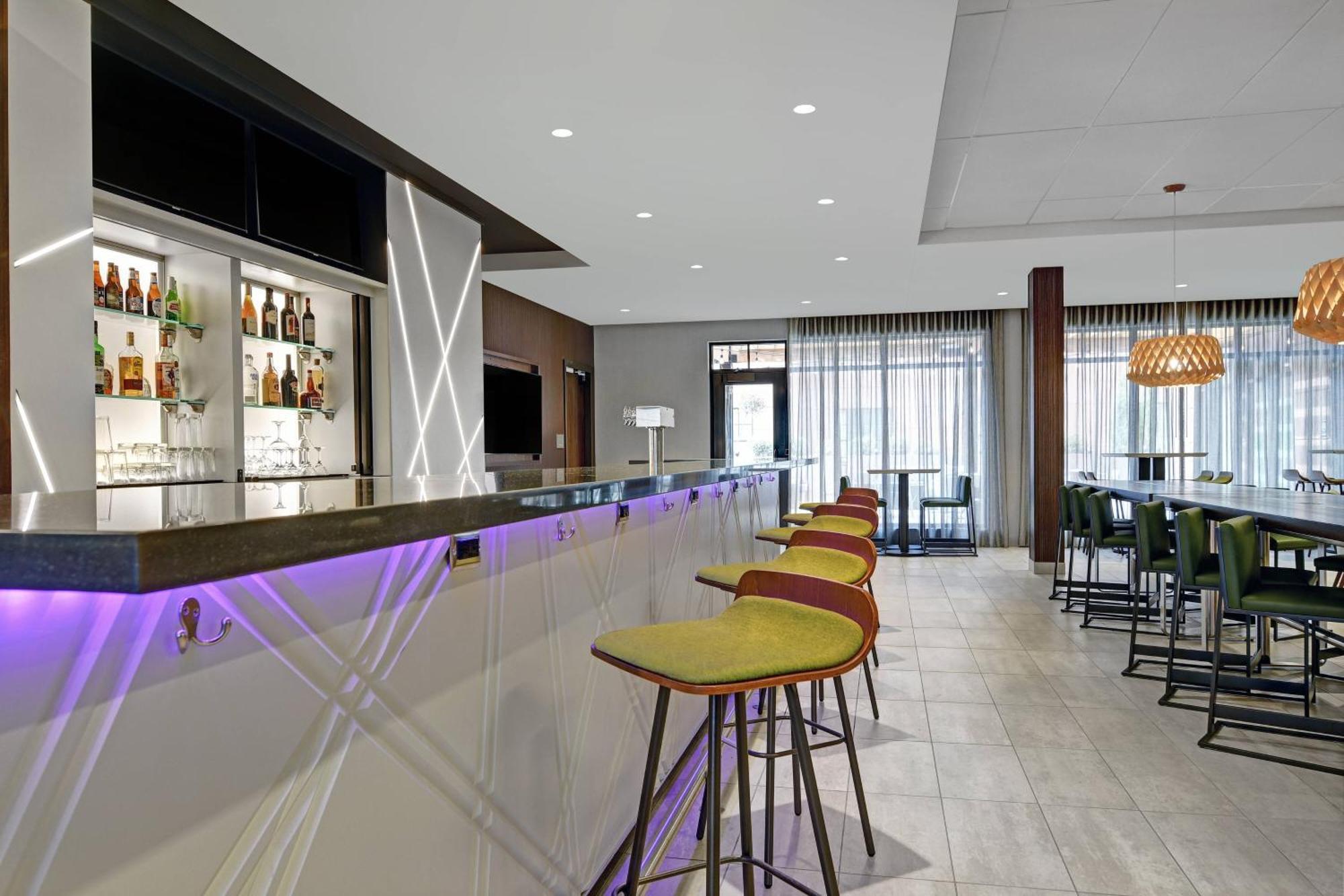 Courtyard By Marriott Manhattan Aggieville Exterior foto