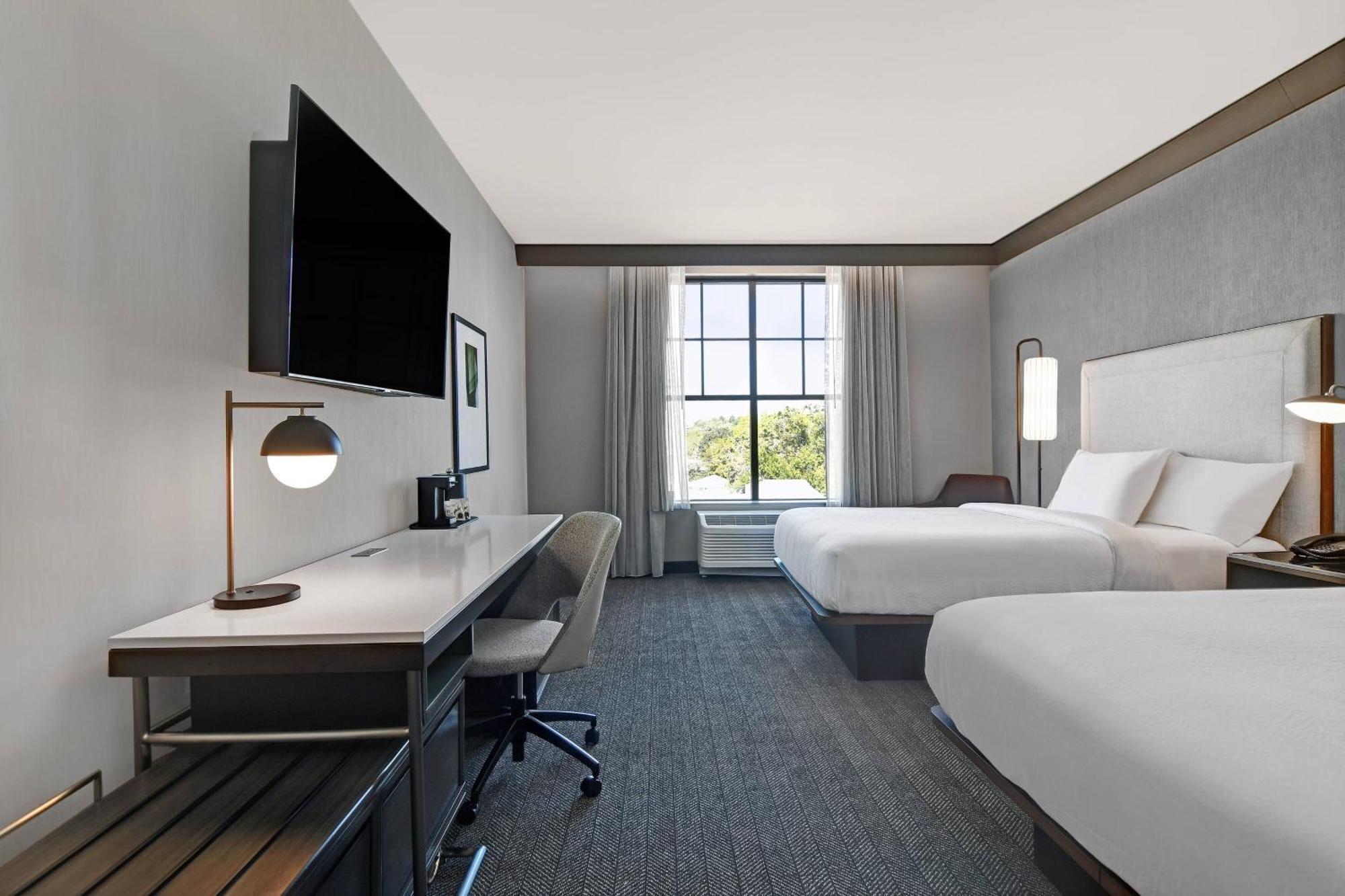 Courtyard By Marriott Manhattan Aggieville Exterior foto